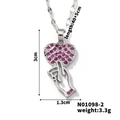 Detailansicht der silbernen Herz-Geste Halskette mit rosa Zirkonia und Maßangaben - Silber Herz Geste - Rosa Strass (N01098-2)