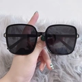 Klassische quadratische Oversize-Sonnenbrille in Schwarz mit dunkelgrauen Gläsern und Dekor - Schwarzer Rahmen Schwarz Graue Gläser
