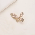 Elegante fermaglio per capelli a farfalla dorata con perle bianche e strass su sfondo beige - Stile Farfalla Perla Strass C3326