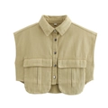 Gros plan sur le gilet en jean kaki montrant le col polo et les boutons métalliques - Khaki