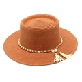 Détail du chapeau canotier orange-rouge avec chaîne de perles dorées et glands crème - M (56-58cm) / Couleur caramel