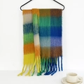 Nahaufnahme eines bunten Mohair-Schals mit Karomuster und weichen Fransen am Kleiderbügel - 210cmx40cm / Gelb Grün Blau