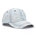 Détails rapprochés de la casquette en jean bleu délavé avec effets déchirés et usés vintage - Bleu Clair Effiloché (C)