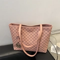 Rosafarbene große Tragetasche mit schwarzem M-Monogramm-Muster und Goldanhänger - Rosa