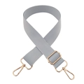 Detail eines grau gestreiften Taschengurt mit verstellbaren goldenen Metall-Karabinern - Silberverschluss / B10 Dunstblau