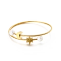 Bracelet torsadé en acier inoxydable doré avec breloques lune, flocon et perles blanches - Or (KB114928-KFC)