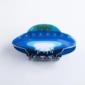 Dettaglio della pinza per capelli UFO blu con tre alieni verdi nel cockpit trasparente - 9.5CM / Stile B-Alieno Blu