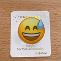 Niedliche Acryl-Brosche mit schwitzendem Emoji-Motiv auf Displaykarte für DIY-Zubehör - Sprachlos / Patch-Muster