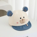 Dettaglio del viso di orso ricamato e delle graziose orecchie 3D sul cappellino da neonato - Berretto da Baseball - Blu