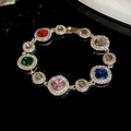 Nahaufnahme eines eleganten Silberarmbands mit bunten Edelsteinen und funkelnden Diamanten - Armband-Gold-Mehrfarbig