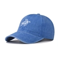 Détail de la broderie tortue blanche sur une casquette de baseball bleue délavée - Réglable / Tortue Bleue