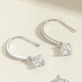 Dettaglio macro di orecchini a gancio in argento con zircone tondo e piccoli cristalli - Orecchini Quadrati in Zirconia (ES2344-1)