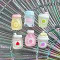 Vista macro de mini botellas de resina con purpurina y patrones de frutas para manualidades DIY - Estilo Aleatorio Mixto