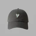Berretto da baseball in cotone grigio scuro con ricamo a cuore blu e visiera curva - 55-59CM / Grigio
