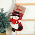 Calza di Natale rossa classica con ricamo Snow e pupazzo di neve 3D su scala di legno - Pupazzo di neve