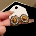 Antikgoldene Blumenohrringe mit Katzenaugenstein, Perlen und Bernstein-Strass - 925 Silber Nadel / Legierung / Tigerauge / Imitationsperle / Tigerauge Ovaler Stil / Antikgold