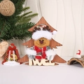 Dettaglio di albero di Natale in legno con renna di peluche e scritta Noel decorativa - Alce