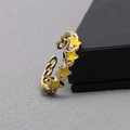 Makroaufnahme eines 18K vergoldeten Kettenrings mit gelben Emaille-Sternen und Zirkonia - Einstellbar Offen / Gelb