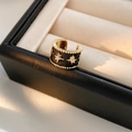 Gros plan sur la manchette d'oreille étoile dorée avec émail noir et zircon brillant - Manchette d'Oreille - Noir Pièce Unique