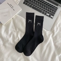 Schwarze gerippte Socken mit weißen Schleifen-Stickereien in Lifestyle-Atmosphäre - Einheitsgröße / Schwarz