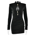 Abito corto attillato a maniche lunghe nero con dettaglio cut-out e bottoni metallici - S / Nero
