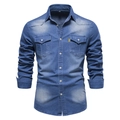 Detail eines mittelblauen Jeanshemds mit doppelten Brusttaschen und Denim-Textur - S / Mittelblau