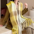 Écharpe à carreaux jaune et beige avec franges sur mannequin en manteau marron - 1# Jaune Beige à Carreaux