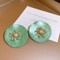 Orecchini a disco in resina verde con petali dorati e una perla centrale bianca - Stile Perla Petalo Disco Verde Smeraldo (27# Perno in Argento)