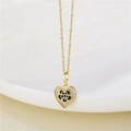 Detalle del colgante de corazón con flor de esmalte negro y circón en collar dorado - Dorado