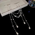 Vue détaillée de pinces à cheveux à pampilles de perles avec finition argentée - Barrette à Franges / Argent - Style Perle