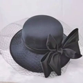 Vue détaillée d'un chapeau bibi noir vintage avec grand nœud et voile en résille élégant - Taille unique / Noir