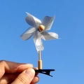 Vue détaillée d'une barrette moulin à vent à paillettes argentées et perle orange - 5 Feuilles/Argent