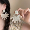 Pendientes largos de rafia y conchas estilo bohemio para vacaciones en la playa - Estilo de Concha en Forma de Abanico Beige (1# Aguja de Plata-Blanco)