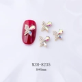 Détail macro de charmes d'ongles papillon 3D dorés 8x9mm avec gemmes irisées et cristaux - Papillon en Gemme Dégradée Or (8235)