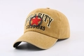 Primer plano detallado de gorra de béisbol amarillo jengibre con bordado de estrella - Amarillo