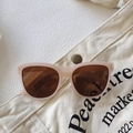 Gafas de sol beige semitransparentes para niños con lentes marrones sobre lona - Rosa