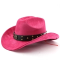 Détail d'un chapeau de cowboy rose avec ruban en cuir noir et badge de tête de taureau - M (56-58cm) / Rose rouge