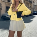 Eleganter gelber Strickcardigan mit Knöpfen und weißer Faltenrock für Damen - S / Hellgelb