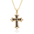 Collier croix dorée ajourée avec pierre noire sertie sur un fond blanc épuré - Style Croix en Pierre Noire (B234)