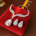 Dettaglio del set collana e orecchini con diamanti a goccia su scatola di velluto - Set Collana e Orecchini - Argento