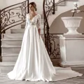 Elegante witte trouwjurk met kant, V-hals, satijnen A-lijn rok en lange sleep - US maat 2 (S) / Ivoor