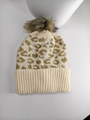 Berretto in maglia leopardata beige con pompon in ecopelliccia marrone e risvolto - Beige