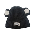 Détail du bonnet en maille noire avec oreilles d'ours et étiquette Lucky en tissu bleu - M(54-60cm) / Noir
