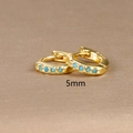 Orecchini a cerchio in argento S925 dorato con pietre turchesi blu e dettaglio da 5mm - 5mm / Oro (Zircone Blu)