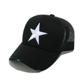 Dettaglio del ricamo a stella bianca e visiera consumata su cappello trucker nero - Fronte Nero Stella Bianca (A)