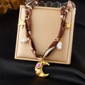 Détail d'un collier en ruban de soie avec breloques lune, soleil dorés et perle baroque - Perle Étoile Lune Marron (N3608)
