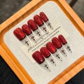 Unghie finte rosse glitterate fatte a mano con croce nera e strass in cornice di legno - Extra Piccolo (XS) / 2127 Stiletto Lungo