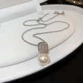 Dettaglio del ciondolo in zircone con una grande perla tonda su una catena d'argento - Collana di Perle e Zirconi Argento