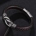 Detalle de una pulsera de cuero trenzado marrón oscuro con cierre magnético de plata - Circunferencia Interior 165mm / Cuero Marrón [Color Acero]