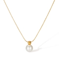 Collar minimalista de cadena dorada con colgante de perla blanca sobre fondo blanco limpio - Dorado